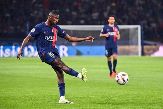 维拉社媒调侃曼联蓄发哥：10连胜！都够那哥们剪两次头发了（维拉社媒揶揄曼联“蓄发哥”：10连胜的功夫，他都能剪两次头了）