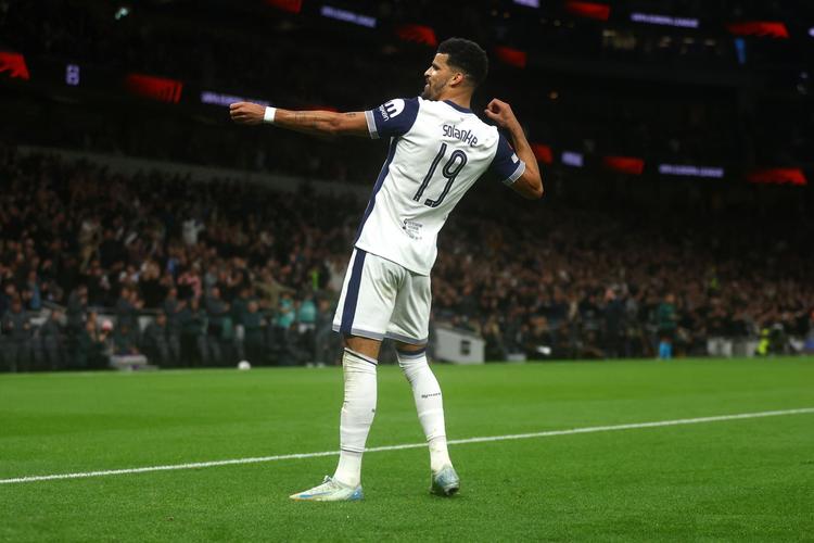 西裁判专家：罚下维加很正确，他对亚马尔的犯规很残暴（西班牙裁判专家：维加被罚下无可厚非，他对亚马尔的犯规过于粗暴）