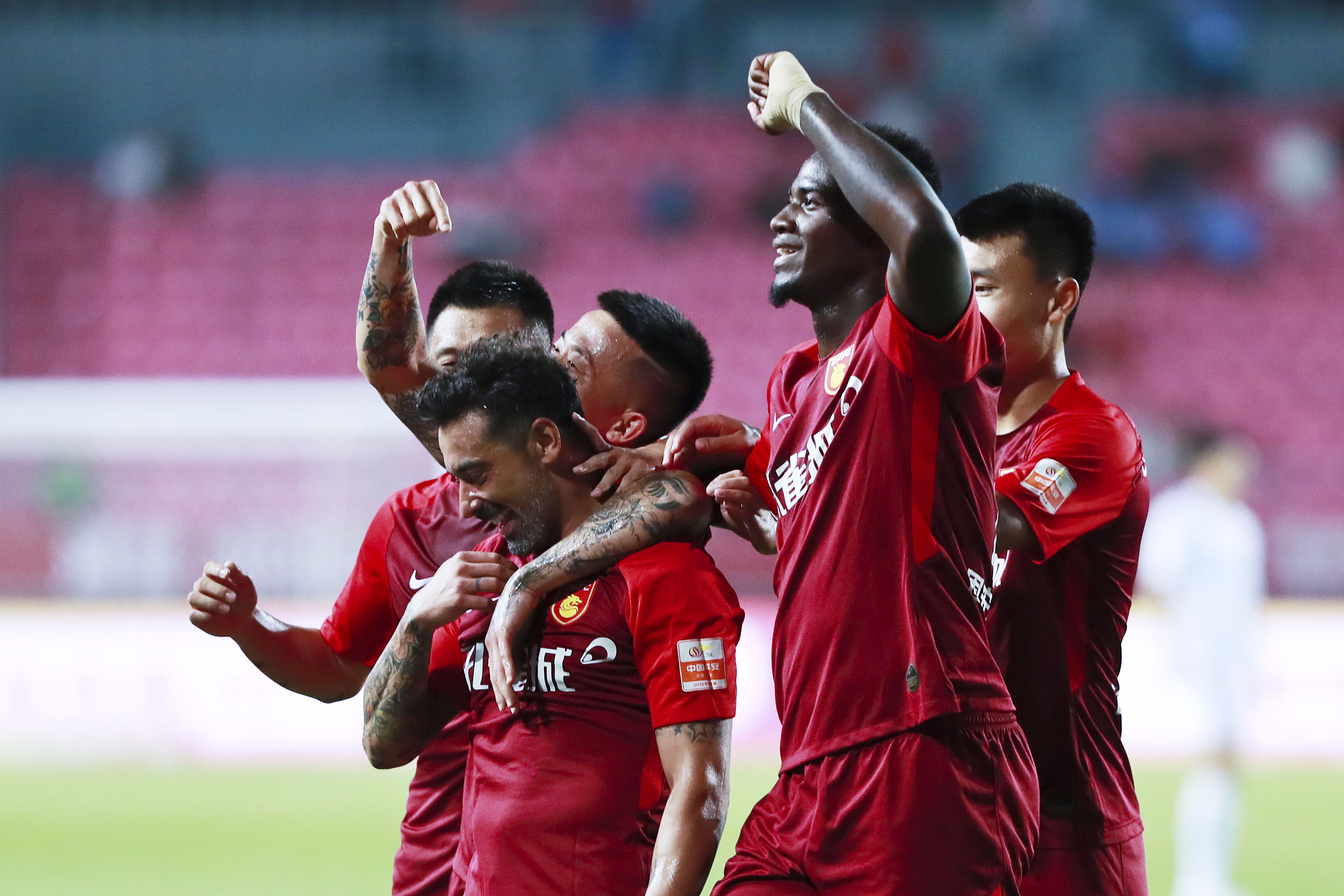 利物浦1-1无奈丢分，切尔西1-3爆冷翻车，阿森纳稳坐英超榜首（利物浦1-1憾平丢两分，切尔西1-3冷门失利，阿森纳继续领跑英超）