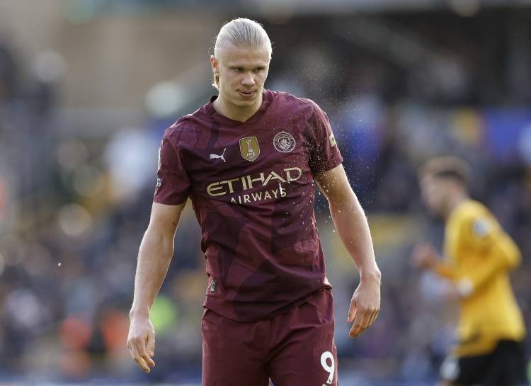 阿诺德受伤影响皇马阵容，巴尔韦德需客串右后卫，球迷呼吁调整阵型。