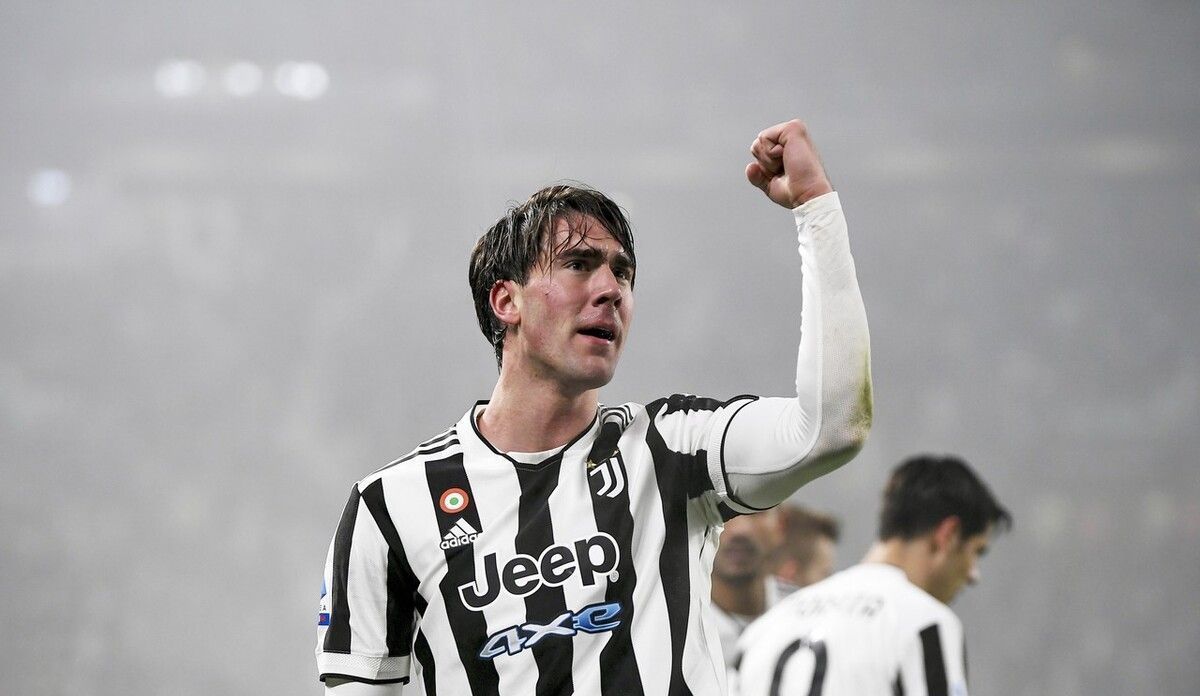 山东男篮激烈对决青岛男篮，裁判控场不足引发热议，球员受伤成焦点。