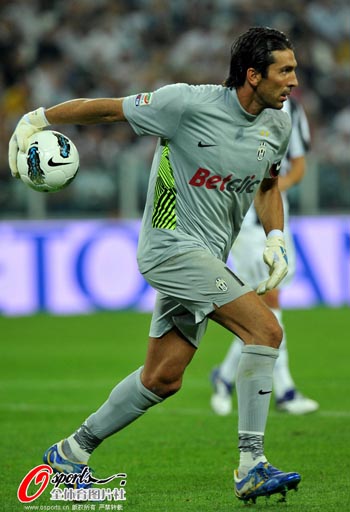 半场战报：米兰0-0拉齐奥，迈尼昂献神扑，红黑军团0射正