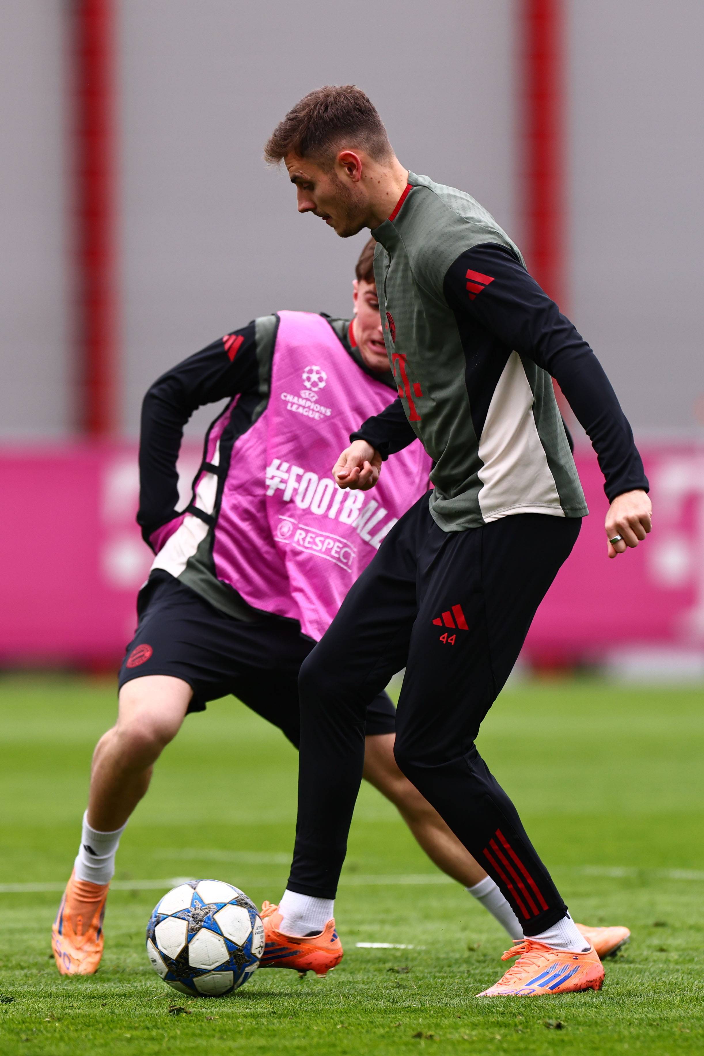 东北人冰雪上玩出花样，骑行健身与躺平同乐