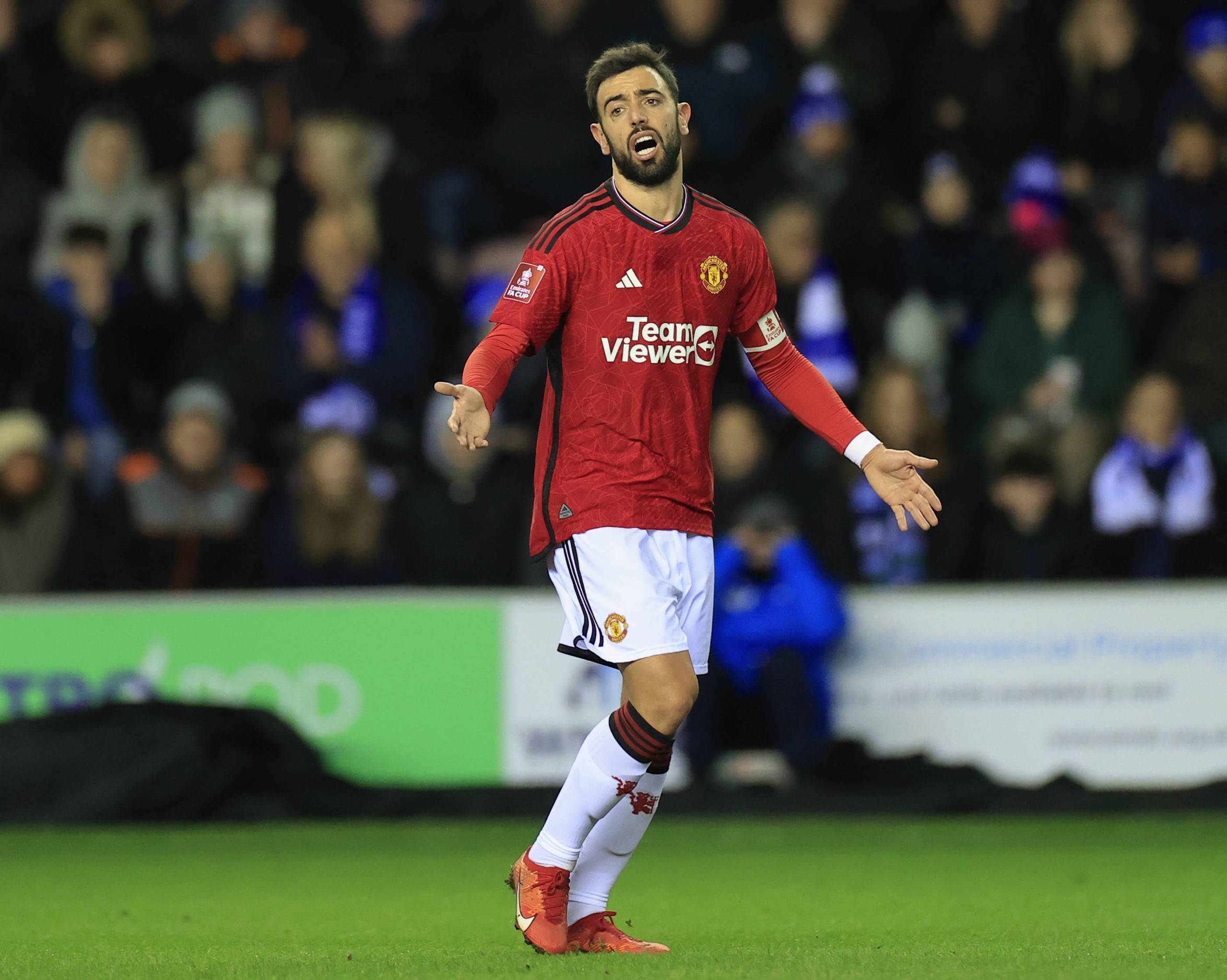 麦克阿瑟vs布里斯班狮吼因闪电延迟，开球时间待定（闪电导致麦克阿瑟对阵布里斯班狮吼比赛推迟，开球时间未定）