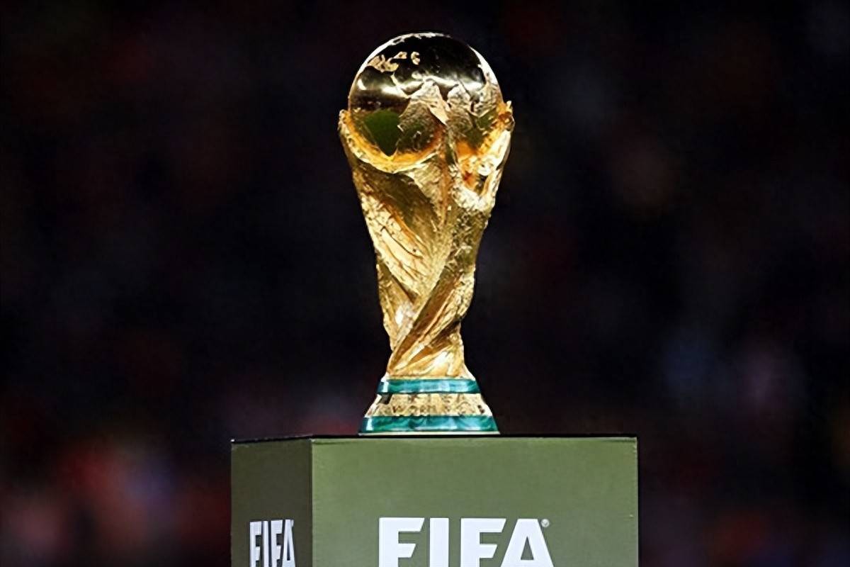 半场：拜仁2-2弗赖堡，卡尔、奥利塞分别传射，铃木唯人进球