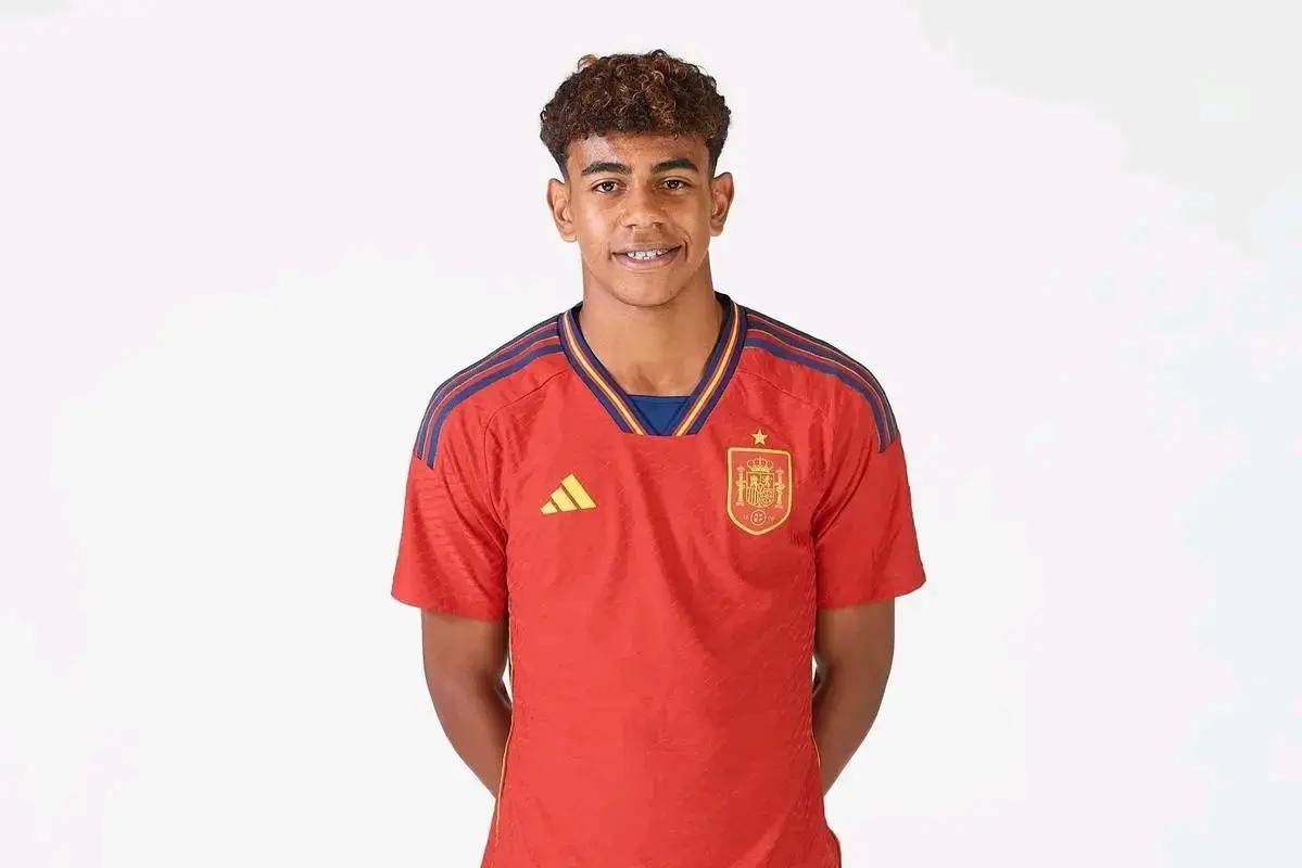 德甲半场：勒威林重炮世界波，斯图加特暂2-0云达不莱梅（德甲半场战报：勒威林远射世界波，斯图加特2-0领先云达不莱梅）